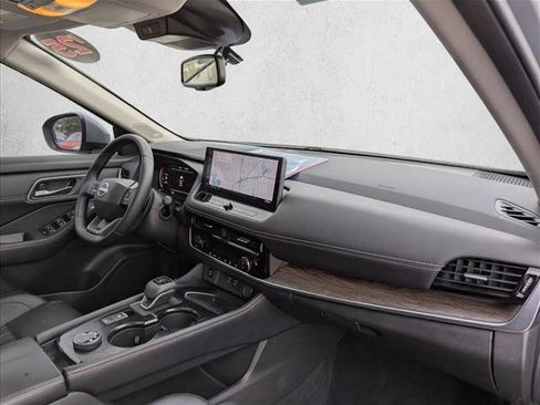 Used 2025 Nissan Rogue Platinum image 28