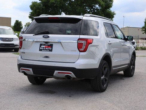 Used 2017 Ford Explorer XLT w/ Equipment Group 202A AWD/4WD image 9