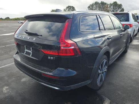Used 2025 Volvo V60 B5 Cross Country Plus image 2