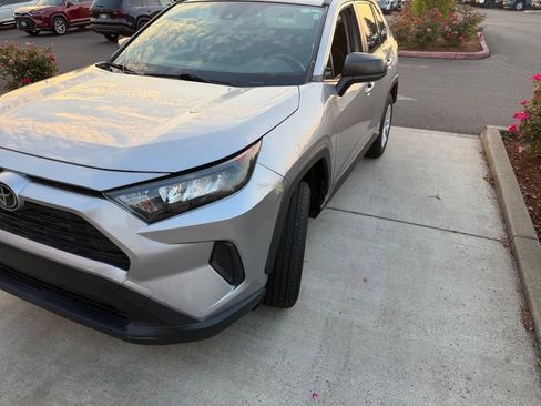 Used 2019 Toyota RAV4 LE FWD image 2