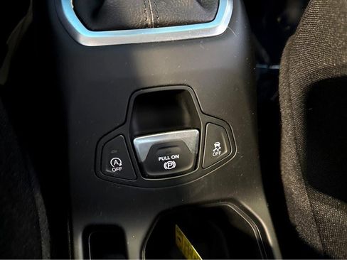 Used 2023 Jeep Renegade Latitude AWD/4WD image 46