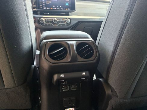 Used 2025 Jeep Wrangler Unlimited Sahara AWD/4WD image 25