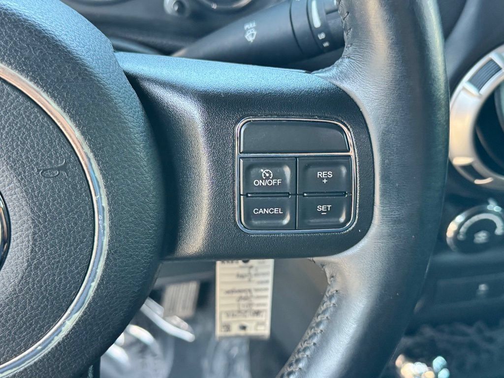 Used 2017 Jeep Wrangler Unlimited Sahara w/ Connectivity Group AWD/4WD image 10