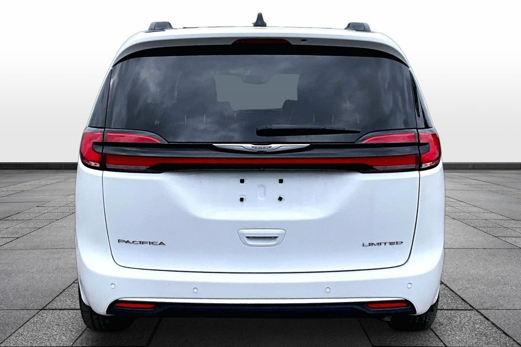 Used 2023 Chrysler Pacifica Limited FWD image 4