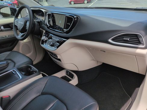 Used 2024 Chrysler Pacifica Touring-L FWD image 28
