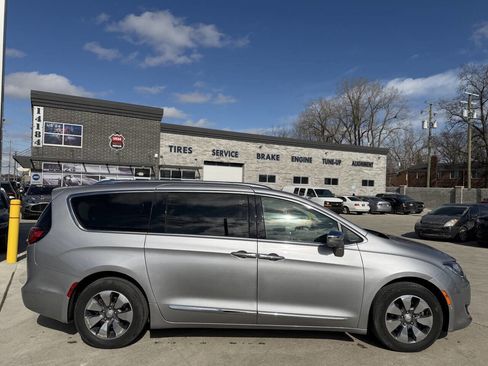 Used 2017 Chrysler Pacifica Platinum image 7