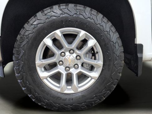 Used 2024 Chevrolet Silverado 1500 LT AWD/4WD image 31