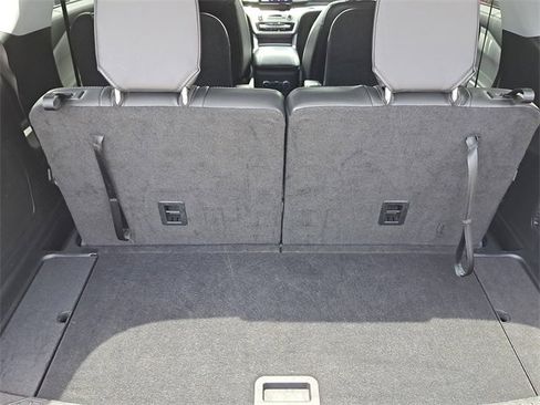 Used 2022 Ford Explorer XLT w/ Equipment Group 202A image 8