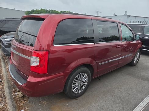 Used 2013 Chrysler Town & Country Touring-L FWD image 4