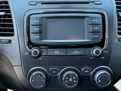 Used 2018 Kia Forte LX w/ LX Rear Camera Package image 11