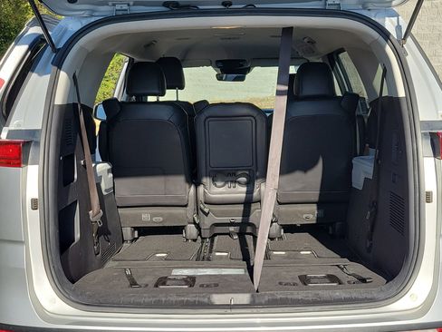 Used 2023 Kia Carnival LX image 12