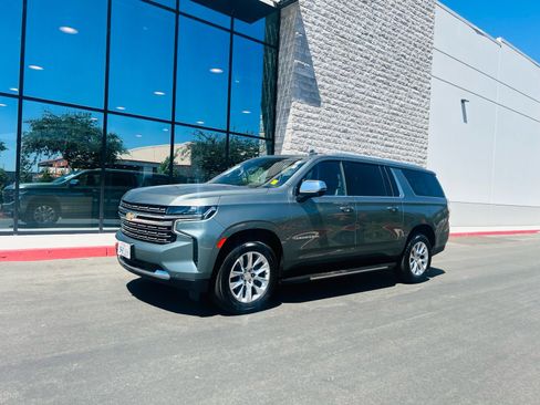 Used 2023 Chevrolet Suburban Premier AWD/4WD image 3