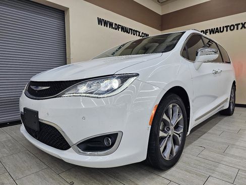 Used 2019 Chrysler Pacifica Limited w/ Tire & Wheel Group FWD image 1