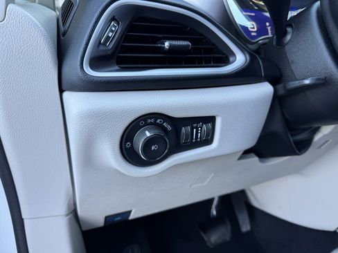 Used 2022 Chrysler Pacifica Touring-L image 4