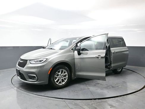 Used 2025 Chrysler Pacifica Select image 54