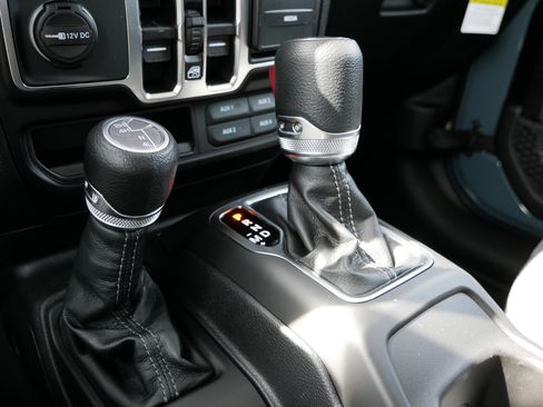 New 2026 Jeep Gladiator Sport AWD/4WD image 17