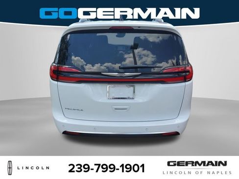 Used 2023 Chrysler Pacifica Pinnacle FWD image 8