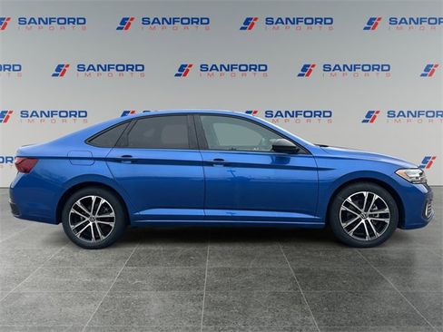 Used 2022 Volkswagen Jetta Sport image 6