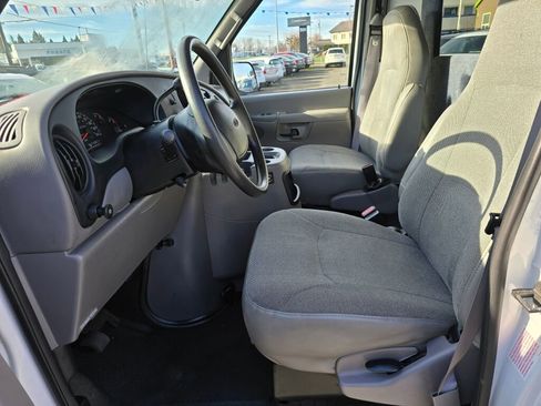 Used 2002 Ford E-250 and Econoline 250 E-250 image 16