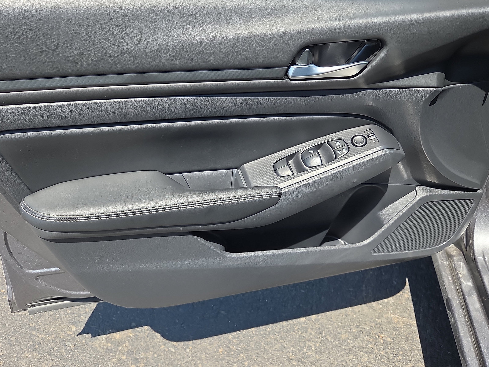 Used 2025 Nissan Altima 2.5 SV FWD image 14