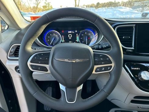 Used 2024 Chrysler Pacifica Touring-L image 17