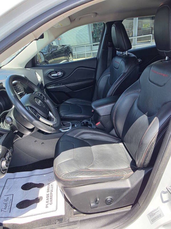 Used 2015 Jeep Cherokee Trailhawk w/ Comfort/Convenience Group AWD/4WD image 13