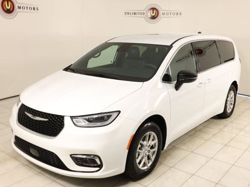 Used 2025 Chrysler Pacifica Select FWD image 47