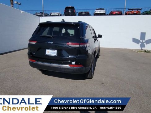 Used 2023 Jeep Grand Cherokee Laredo AWD/4WD image 7