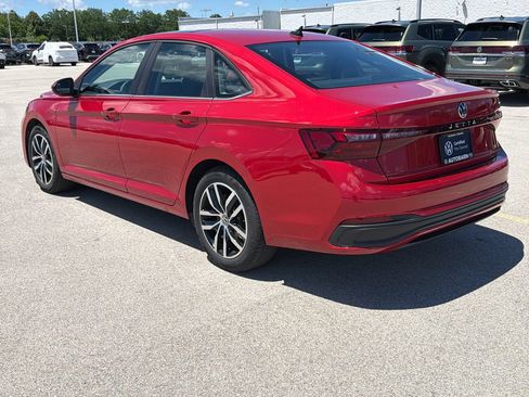 Certified 2025 Volkswagen Jetta SE FWD image 4