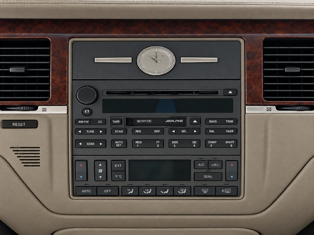 Used 2003 Lincoln Town Car Cartier RWD image 10