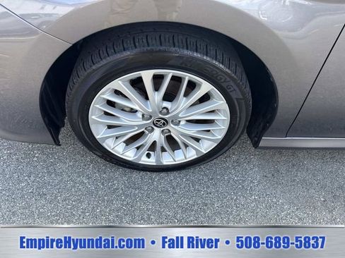 Used 2020 Toyota Camry XLE w/ Sunroof Package FWD image 10