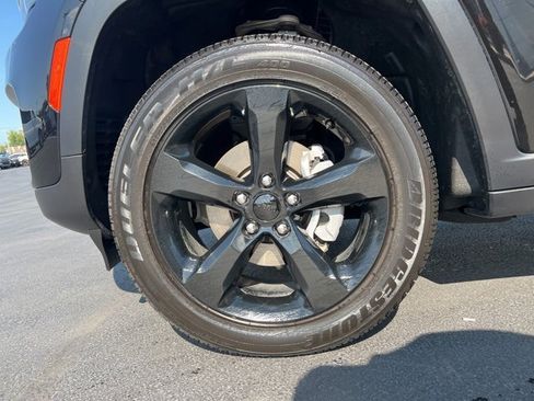 Used 2024 Jeep Grand Cherokee Altitude image 10