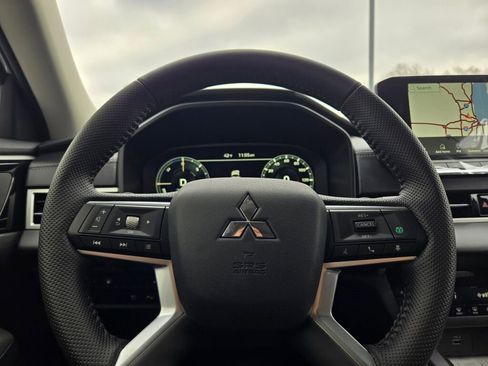 New 2025 Mitsubishi Outlander SE image 27