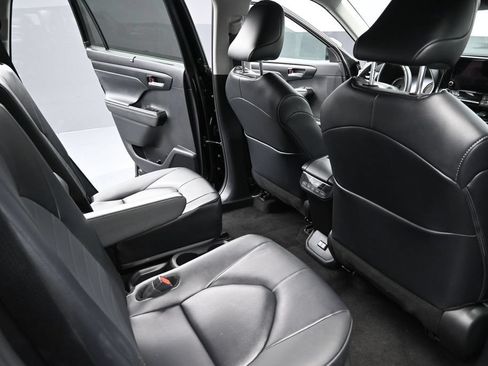 Used 2025 Toyota Highlander XLE AWD/4WD image 21