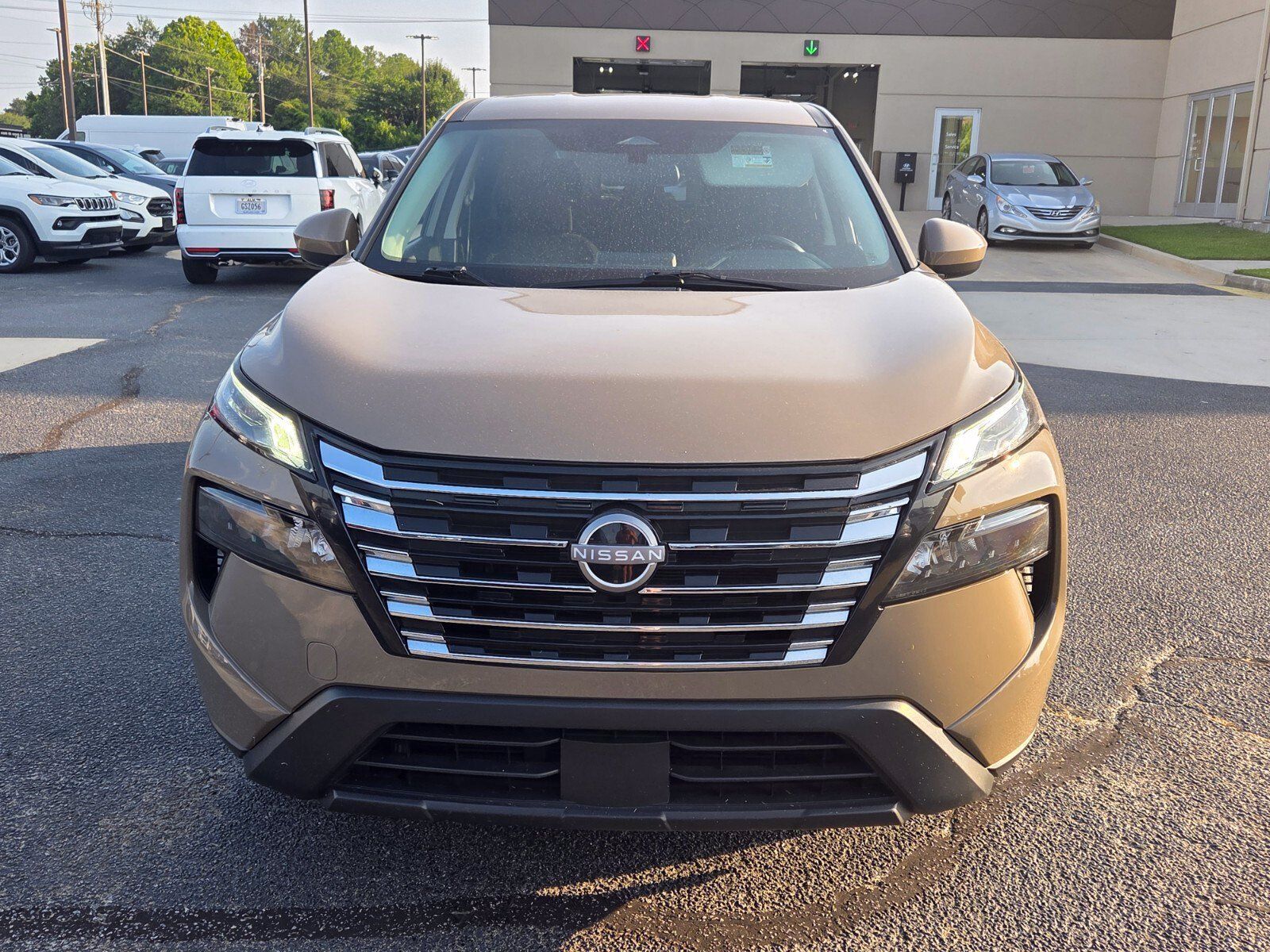 Used 2025 Nissan Rogue SV FWD image 2