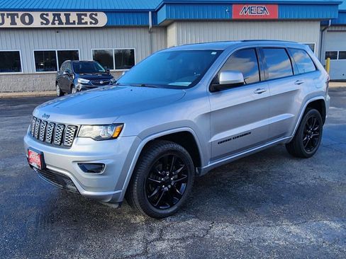 Used 2020 Jeep Grand Cherokee Altitude image 3