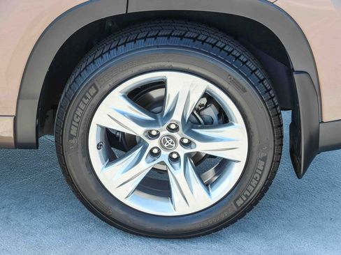 Used 2017 Toyota Highlander Limited w/ Carpet Mat Package AWD/4WD image 11