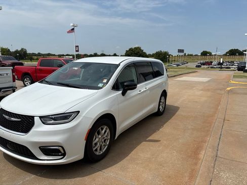 Used 2024 Chrysler Pacifica Touring-L FWD image 1