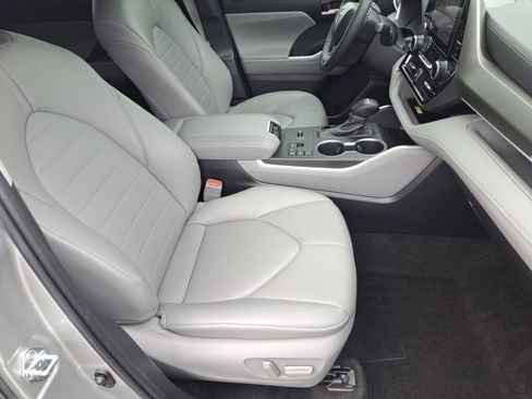 Used 2023 Toyota Highlander XLE FWD image 19