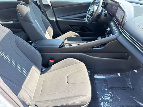 Used 2025 Hyundai Elantra SEL image 29