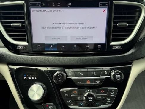 Used 2023 Chrysler Pacifica Touring-L FWD image 27