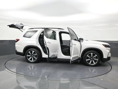 Used 2024 Honda Pilot Touring image 29