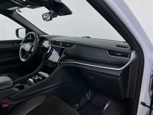 Used 2023 Jeep Grand Cherokee L Laredo image 37