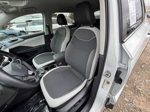 Used 2025 Volkswagen Taos SE image 36