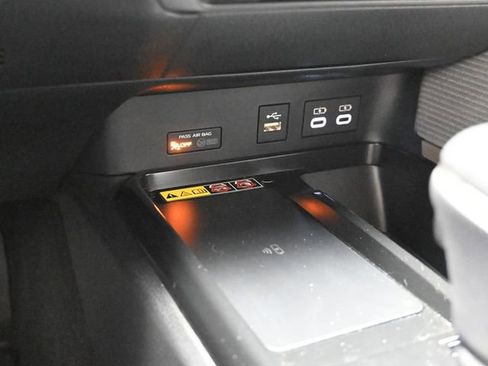 Used 2025 Toyota Camry SE w/ Convenience Package image 42