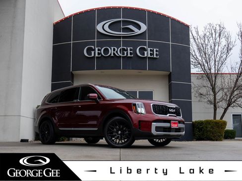 Used 2023 Kia Telluride EX w/ EX Captain's Chair Package image 1