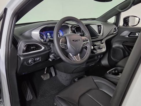 New 2026 Chrysler Pacifica Select image 14