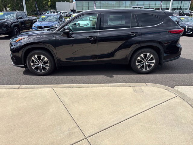 Used 2021 Toyota Highlander XLE AWD/4WD image 5