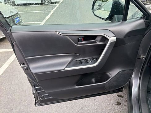 Used 2021 Toyota RAV4 LE AWD/4WD image 18