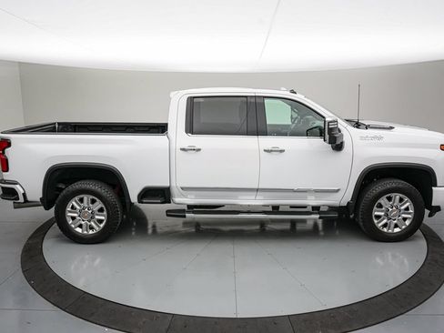 Used 2024 Chevrolet Silverado 2500 High Country w/ Technology Package AWD/4WD image 3